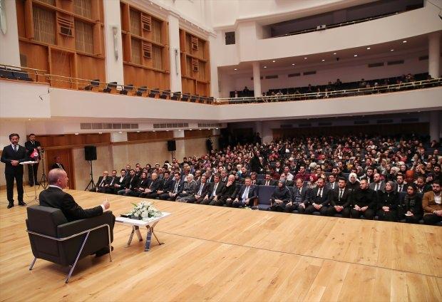 Cumhurbaşkanı Erdoğan, üniversite öğrencisi gençlerin sorularını yanıtladı.