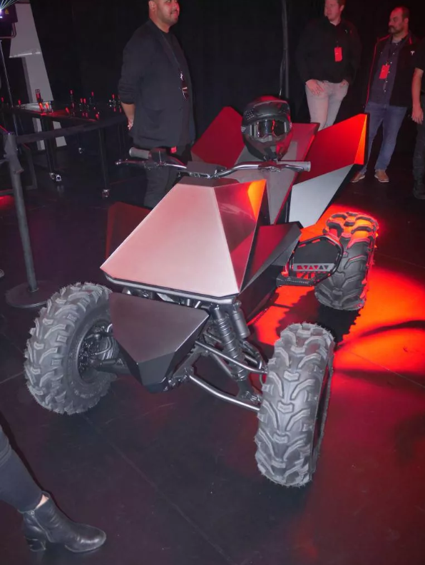 Tesla’nın Cyberquad elektrikli ATV’si Cybertruck ile aynı tarihte piyasaya sürülebilir Tesla, Cybertruck'ın tanıtımında kullandığı elektrikli ATV'si cyberquad için bazı detaylar paylaştı. Buna göre araç, Cybertruck ile aynı tarihte ya da 2021 sonunda piyasada olabilir. 
