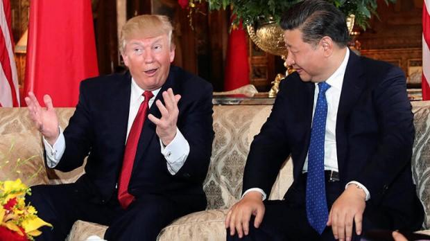 Trump göreve geldiği ilk günden beri Çin'i hedef alıyor. Çin'in ekonomik yükselişini tehdit olarak gören Trump, Çin'e bir dizi yaptırım ve ek vergi uygulamaları getirdi. Çin'e karşı düzenlenen bu yaptırımlardan en çok yara alanlardan biri teknoloji devi Huawei oldu