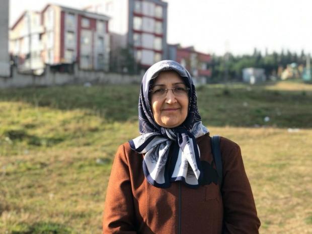 Mahalle sakini Selda Alagöz, boş arazinin mahalledeki çocukların nefes alanı olduğunu ifade etti.