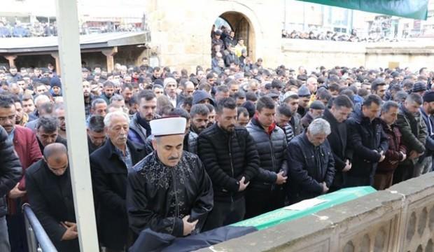 Camide bıçaklı saldırıya uğrayan kişi hayatını kaybetti