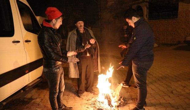 Depremin ardından vatandaşlar geceyi sokakta geçiriyor
