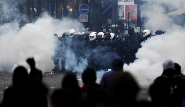Fransa'da hükümetle masaya oturan sendikalardan yeni karar