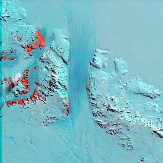 Byrd Buzulu da Transarktik Dağları'nın arasındaki bir vadiden denize doğru yavaşça hareket ediyor