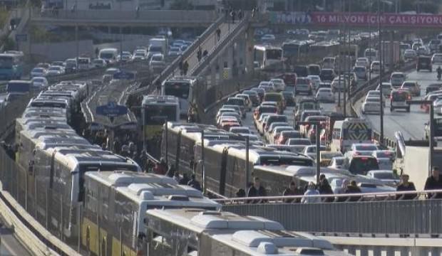 Metrobüste uzun kuyruklar oluştu!