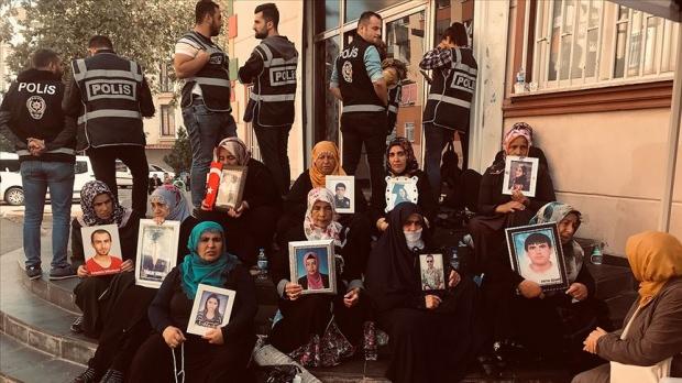 Diyarbakır HDP İl Başkanlığı önünde evlat nöbeti tutan aileler