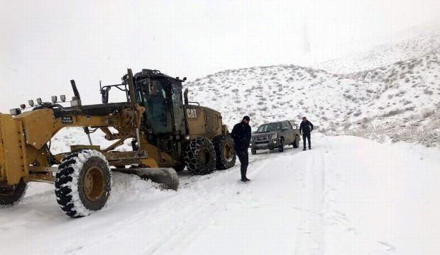 Siirt'te kar dolayısıyla kapanan yollar açılmaya çalışılıyor