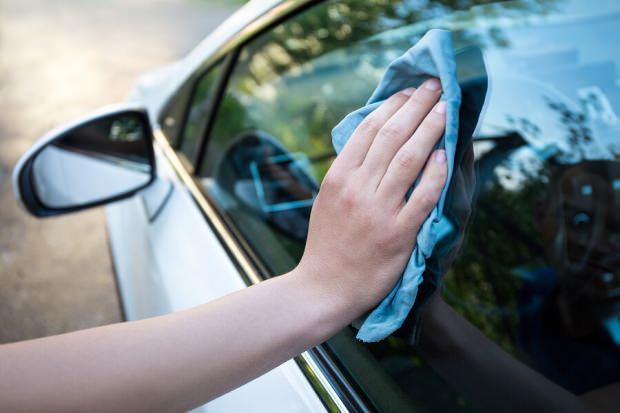 Araba camı temizleme