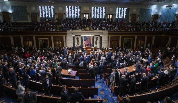 ABD Senatosu hükümetin kapatılmasını önlemek için iki bütçeyi onayladı