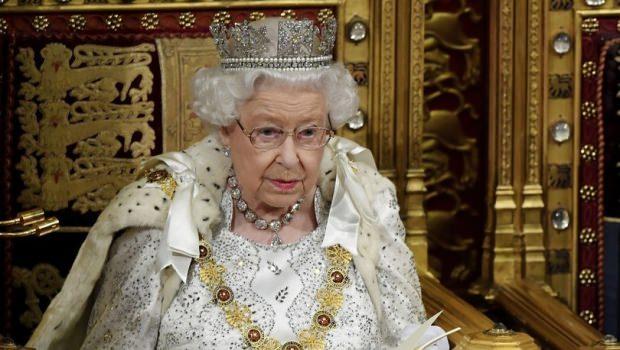 Kraliçe Elizabeth sosyal medya uzmanı arıyor