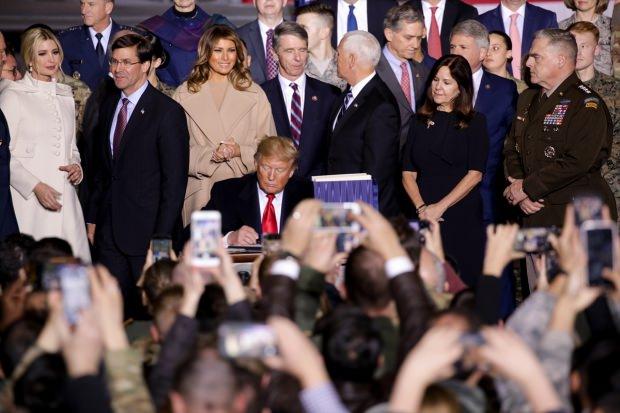 Trump'ın 2020 Ulusal Savunma Yetki Yasası'nı imzaladığı anlar