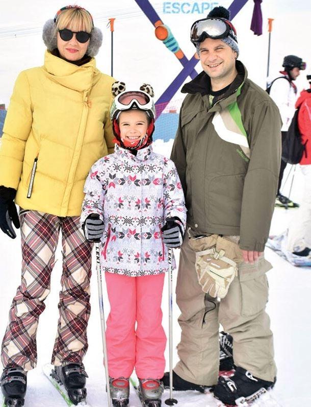 Pınar Altuğ ailesiyle kayak sezonu açtı