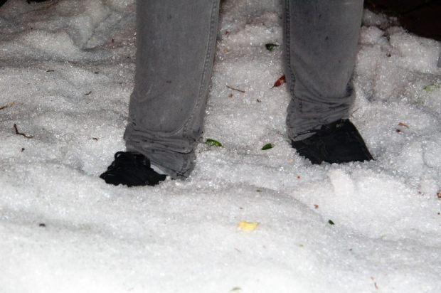 Antalyalılar yağan doluyu kar zannetti