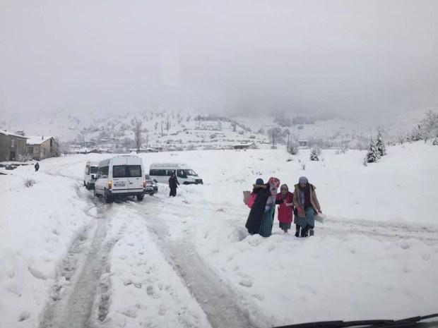 Adıyaman'ın bazı ilçelerinde yoğun kar yağışı nedeniyle okullar tatil edildi.