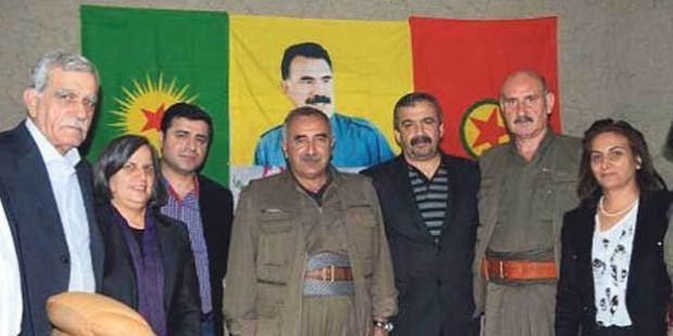 Selahattin Demirtaş ve beraberindeki HDP'liler, terörist Murat Karayılan'la birlikte.