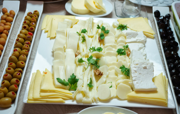 15 günde 10 kilo verdiren Peynir diyeti! Hangi peyniri nasıl yemek zayıflatır? Süzme peynir ve salata ile şok diyet