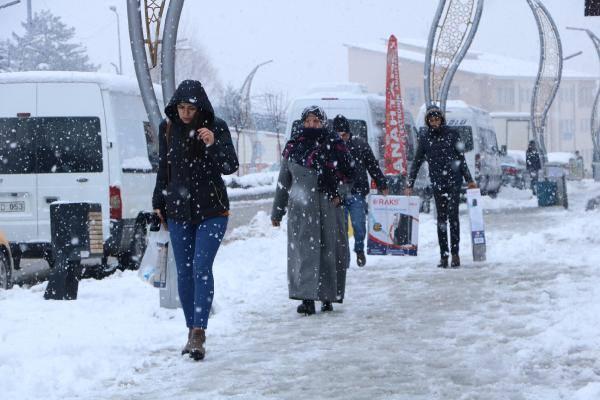 Hakkari'de yoğun kar yağışı nedeniyle vatandaşlar zor anlar yaşadı.