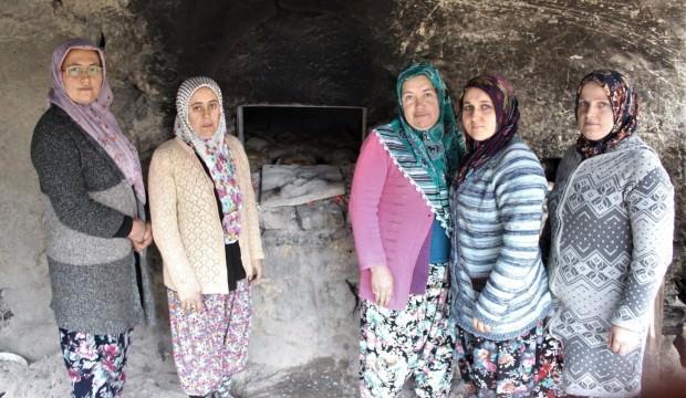 Köylü kadınlar ekmek yapıp satarak cami yaptırıyor