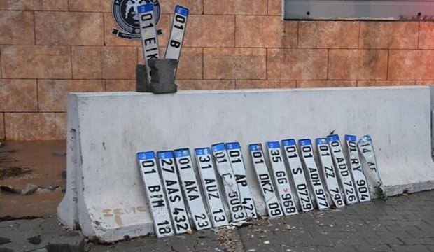 Plakalar yol kenarında birikti!