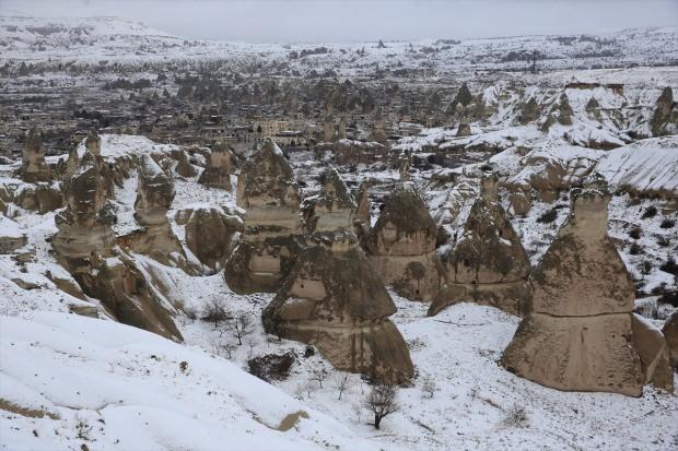 Kapadokya'daki Peri Bacaları beyaza büründü.