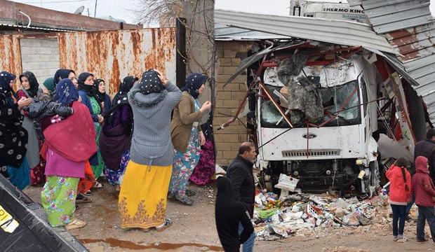 Şanlıurfa'da tır markete daldı: 4 yaralı