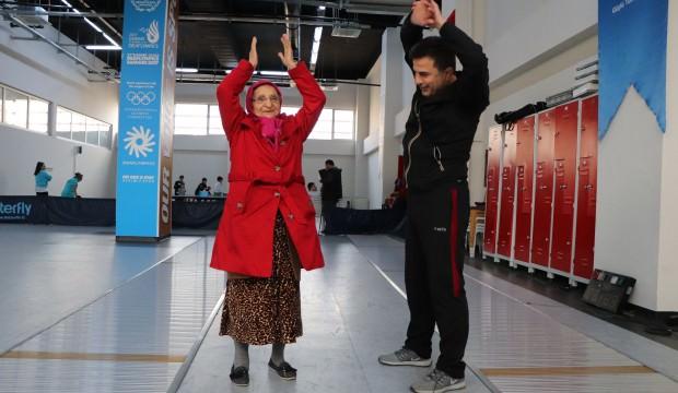 Tam 87 yaşında! Engelli torunu için her gün bunu yapıyor