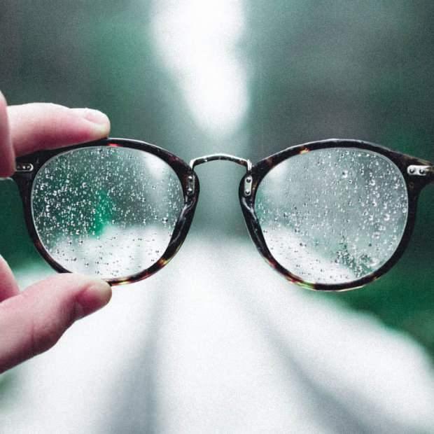 Gözlük camının buharlaşması nasıl önlenir?