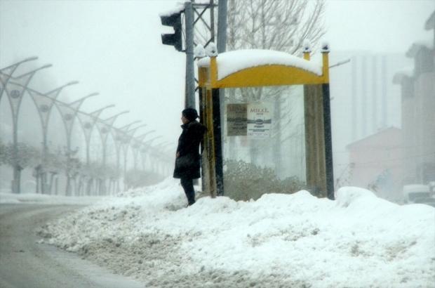 Bitlis'te aralıklarla devam eden kar yağışı yaşamı olumsuz etkiledi.