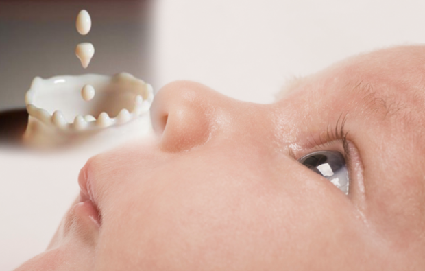 Bebeklerde göz çapaklanması için anne sütü