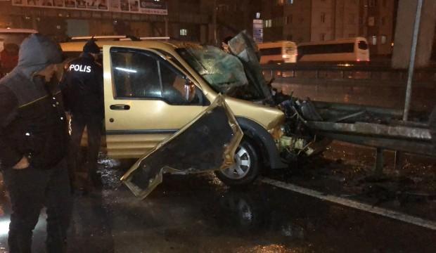 Hafif ticari araç bariyerlere ok gibi saplandı: 1 ağır yaralı