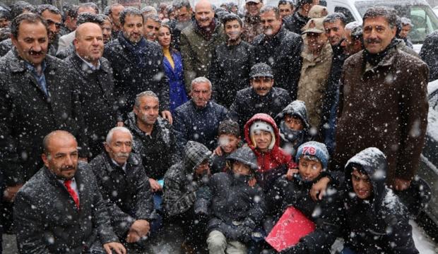 Süleyman Soylu Hakkari'de kar yağışı altında esnafı ziyaret etti