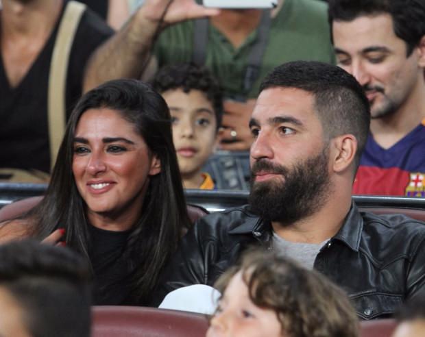 Futbolcu Arda Turan ev işlerinde eşi Aslıhan Doğan'a yardım ediyor!