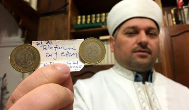 Camide telefonunu şarj edip, para bıraktı