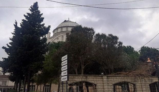 Depremde minaresi yıkılan caminin şimdi de kubbesi hasar aldı