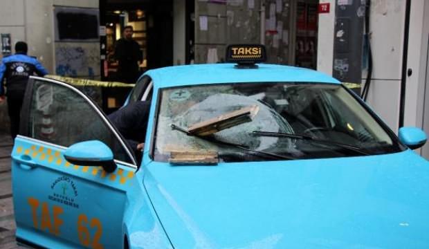 İstiklal Caddesi'nde binadan kopan beton taksiye ok gibi saplandı