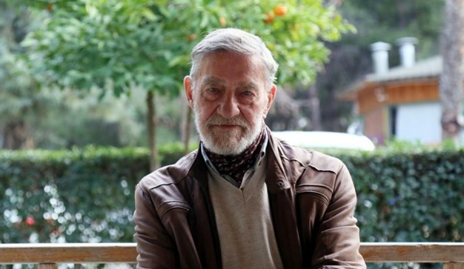 ahmet_mekinten_ornek_davranis_hastanedeki_esinin_yanindan_ayrilmiyor_1579358075_5409.jpg
