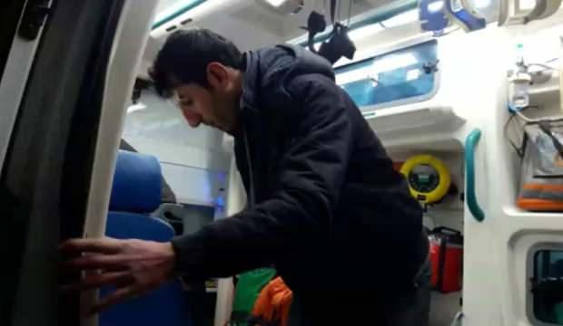 Düşerek yaralanan öğretmen yolun açılmasını bekledi