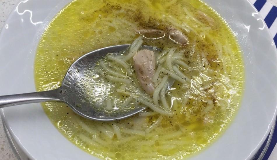 En kolay tavuk suyu çorbası nasıl yapılır? Tavuk suyu çorbanın faydaları nelerdir? Kaç kalori