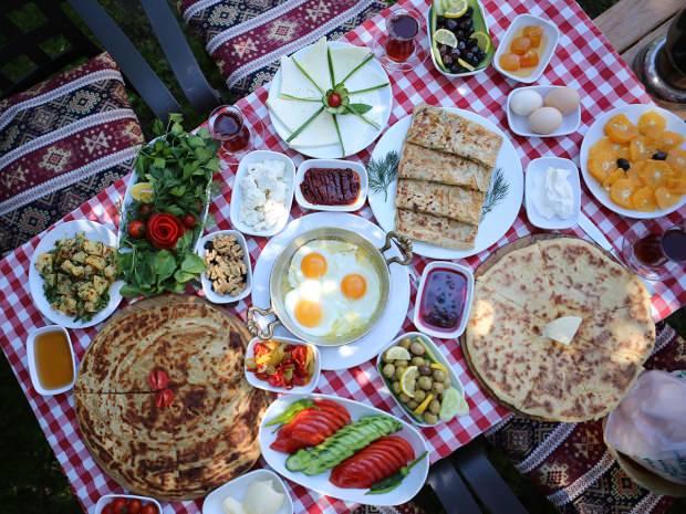 Kahvaltı tartışması büyüyor! Ender Saraç'tan Dr. Mehmet Öz'e yanıt gecikmedi