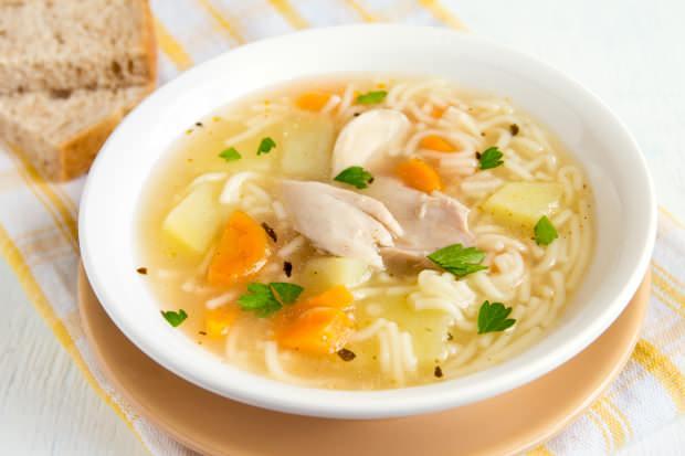 En kolay tavuk suyu çorbası nasıl yapılır? Tavuk suyu çorbanın faydaları nelerdir? Kaç kalori