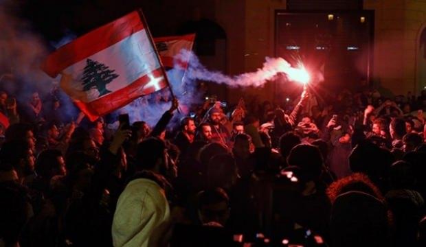 Lübnan'da sokaklar karıştı! 75 yaralı...