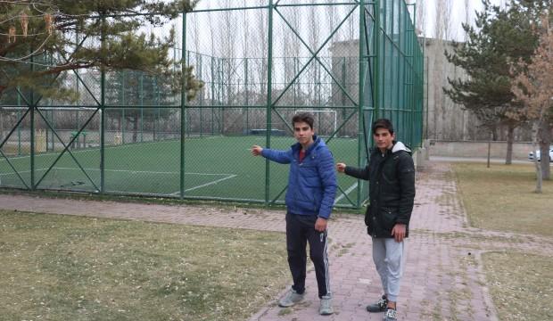 Serbest bırakılan pitbull halı sahada dehşet saçtı!