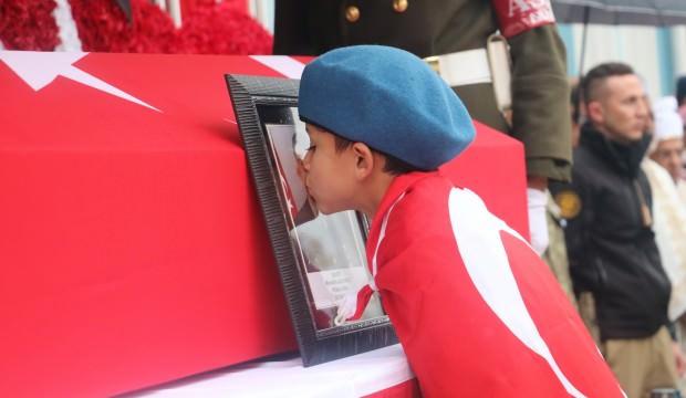Şehit abisini böyle uğurladı!