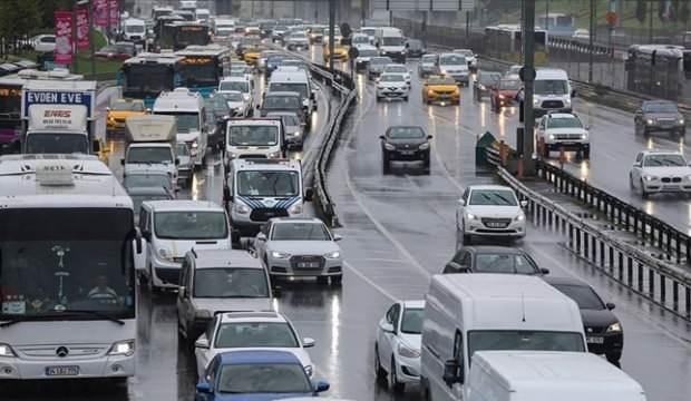 İstanbul'da trafik felç! Yoğunluk yüzde 63'ü buldu!