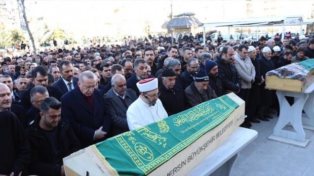 Cumhurbaşkanı Erdoğan, depremde hayatını kaybeden anne ile oğlunun cenaze törenine katıldı.