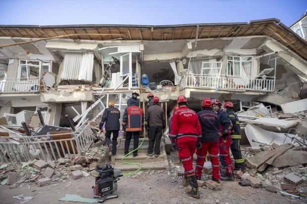 Elazığ'daki deprem sonrası çöken bir bina