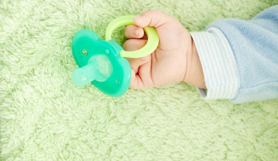 Emzik yıkarken bu hataya düşmeyin! Hangi emzik nasıl yıkanır?