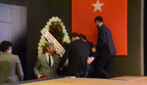 Göç İdaresi İletişim Dairesi Başkanı Kadıoğlu, kürsüde kalp krizi geçirdi