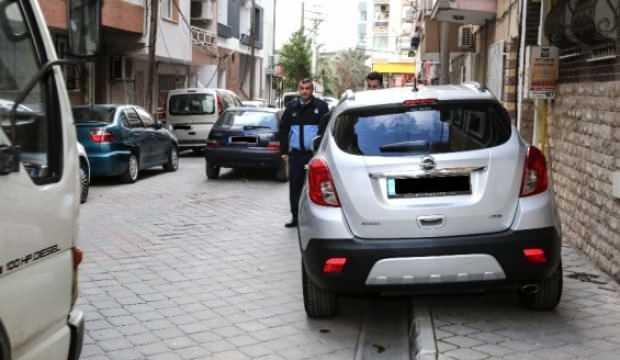 Kaldırıma park eden sürücüleri zabıta uyardı: Yayalara saygılı olun