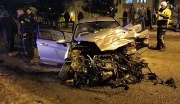 Korkunç kaza! Virajda savrulan otomobil, karşı şeritteki minibüsle çarpıştı